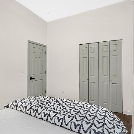 Modern 4Br Just A Block From Cta Pink Line With Pool Table Free Parking Apartment Чикаго Екстериор снимка