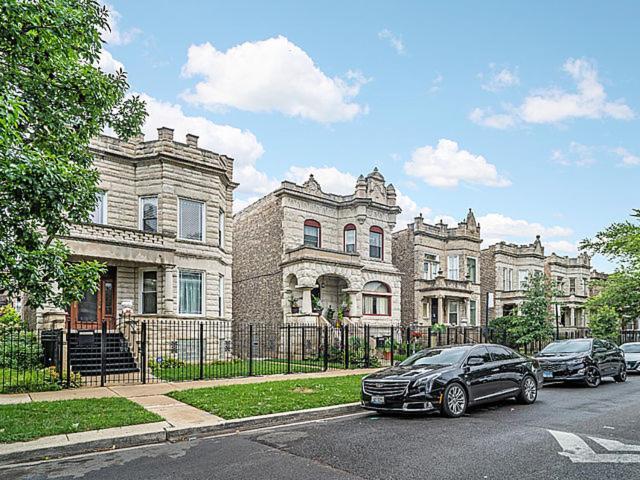 Modern 4Br Just A Block From Cta Pink Line With Pool Table Free Parking Apartment Чикаго Екстериор снимка