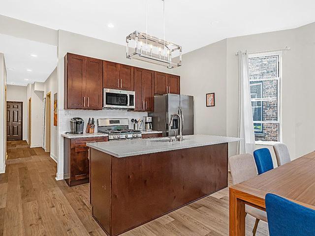 Modern 4Br Just A Block From Cta Pink Line With Pool Table Free Parking Apartment Чикаго Екстериор снимка