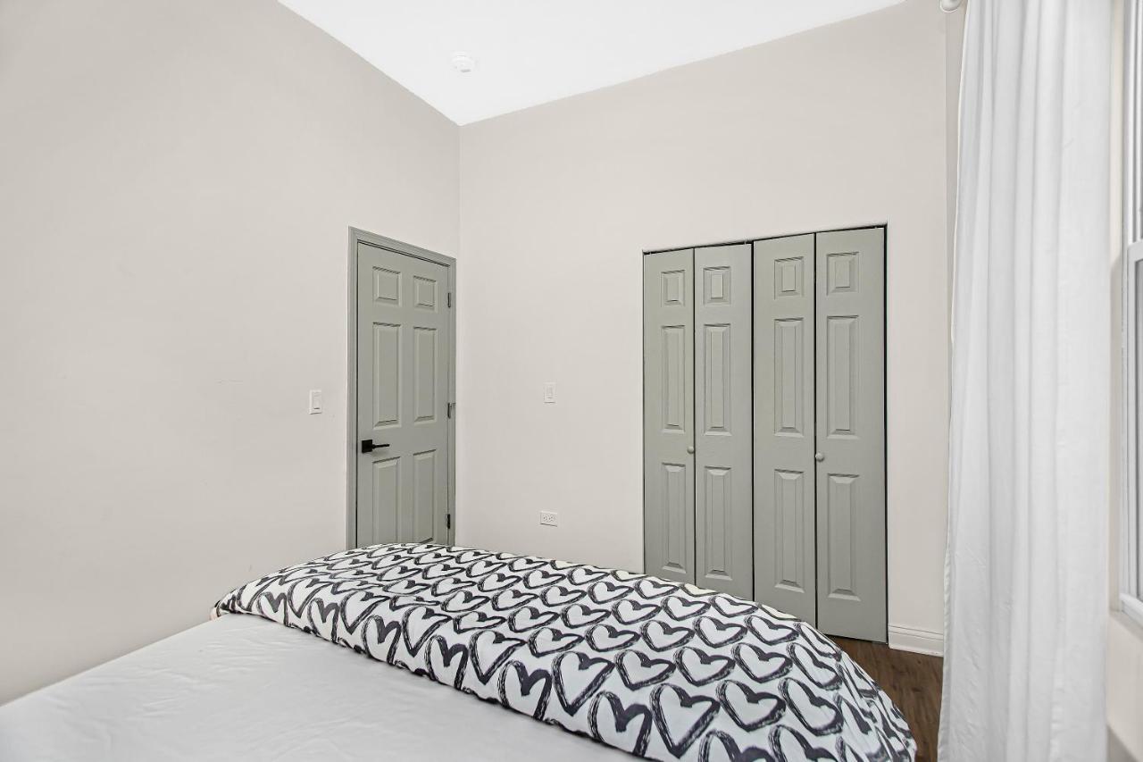 Modern 4Br Just A Block From Cta Pink Line With Pool Table Free Parking Apartment Чикаго Екстериор снимка