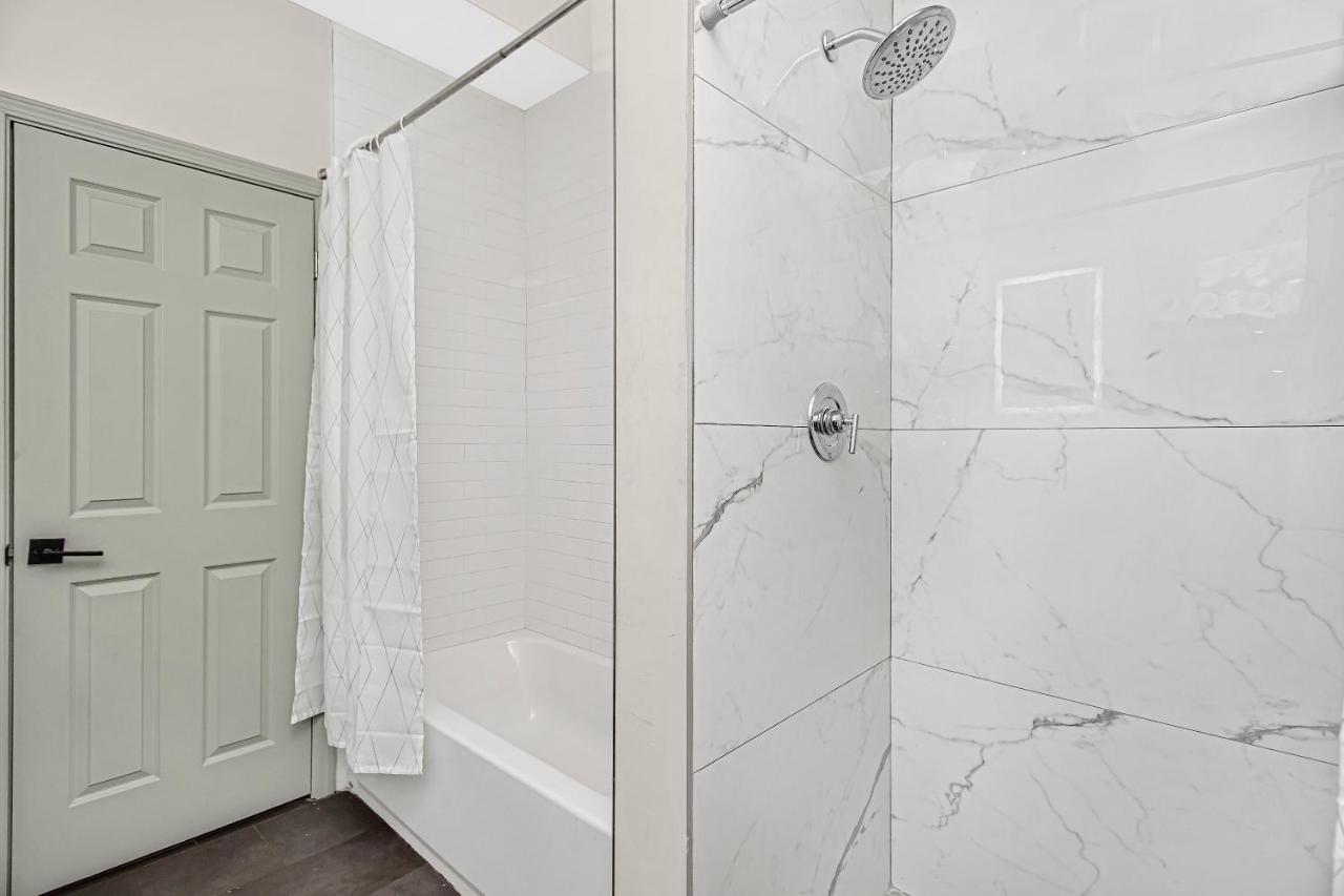 Modern 4Br Just A Block From Cta Pink Line With Pool Table Free Parking Apartment Чикаго Екстериор снимка